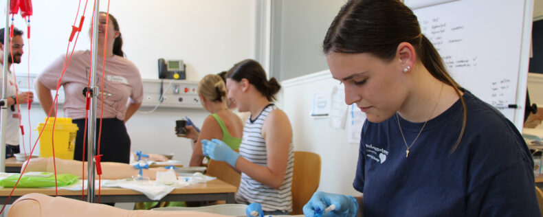 Student practicing inserting an IV during a Human Health and Disease Field Study at Gentofte Hospital.